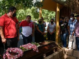 Familiares y amigos despidieron a Yesenia Mollinedo y Johana García ayer miércoles. EFE / ARCHIVO