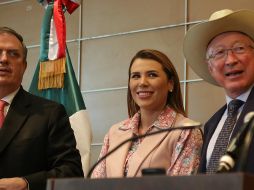 El canciller mexicano, Marcelo Ebrard, comparece ante la prensa en Tijuana acompañado del embajador estadounidense en México, Ken Salazar. EFE/J. Terriquez