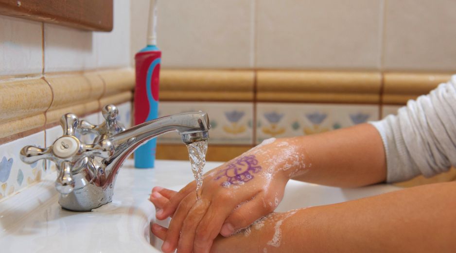 La Organización Panamericana de la Salud (OPS) recomienda mantener medidas básicas de higiene, como el lavado de manos. EFE / ARCHIVO