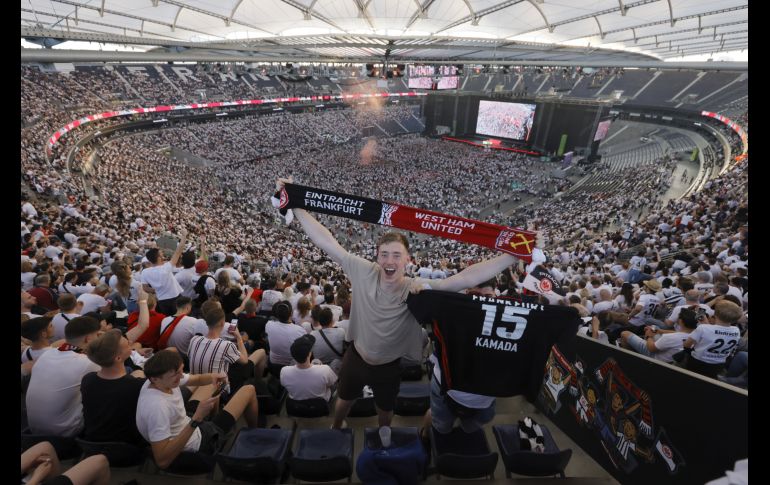En Frankfurt, Alemania, aficionados del Eintracht disfrutan el partido en una pantalla gigante instalada en el Estadio Deustche Bank. EFE / R. Wittek