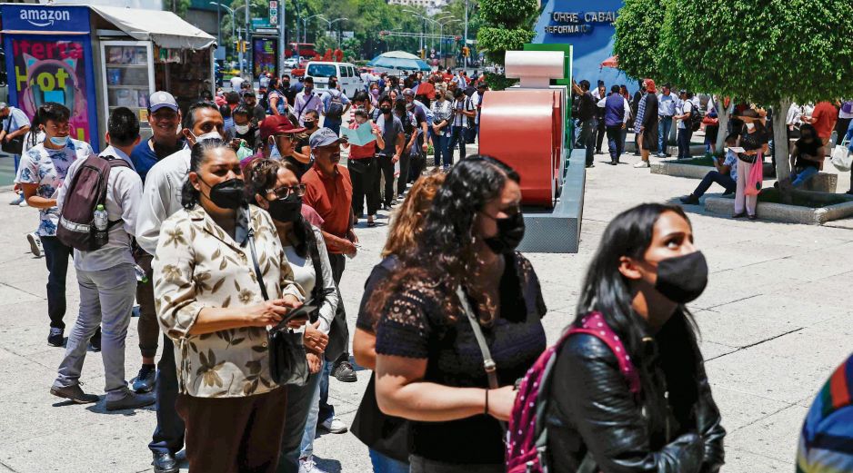 En la capital las personas hacen largas filas para poder ingresar al edificio del SAT en la Ciudad de México. EL UNIVERSAL