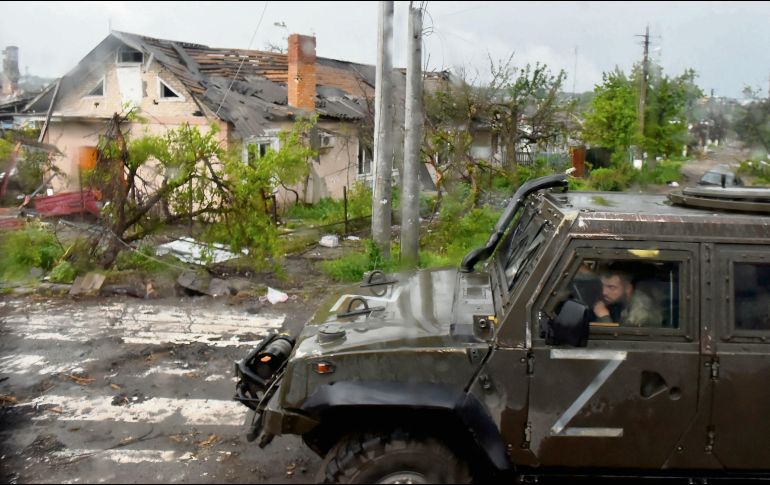 Un vehículo militar ruso patrulla por las calles de la ciudad de Mariúpol, que luce prácticamente desierta. AFP