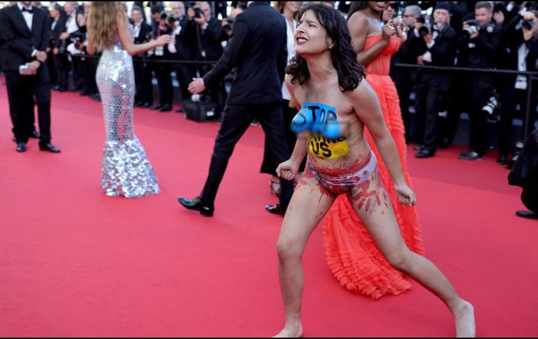 Los servicios de seguridad apartaron rápidamente a la mujer de Cannes 2022. AFP / V. Hache