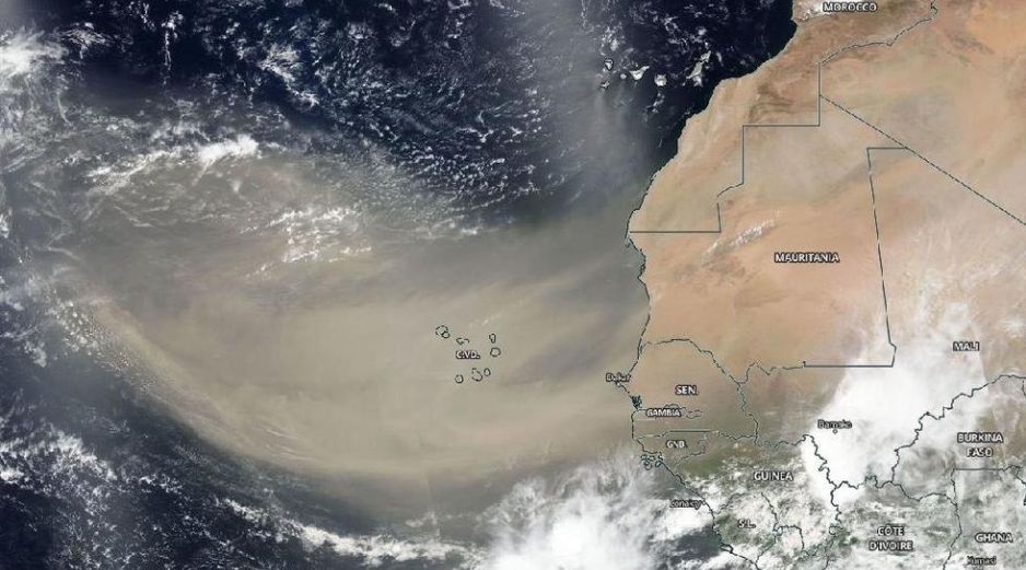 El polvo del Sahara es arrastrado desde el desierto africano por fuertes vientos. EFE/NASA