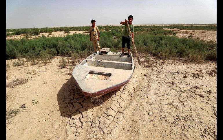 En el perímetro del lago, sólo quedan unos pocos pantanos y el resto es tierra seca y agrietada. AFP/A. Al-Rubaye