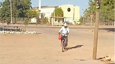 En las imágenes se aprecia al adulto mayor llegar a bordo de una bicicleta mientras sostiene una bolsa que, a decir de la usuaria, es su comida. ESPECIAL
