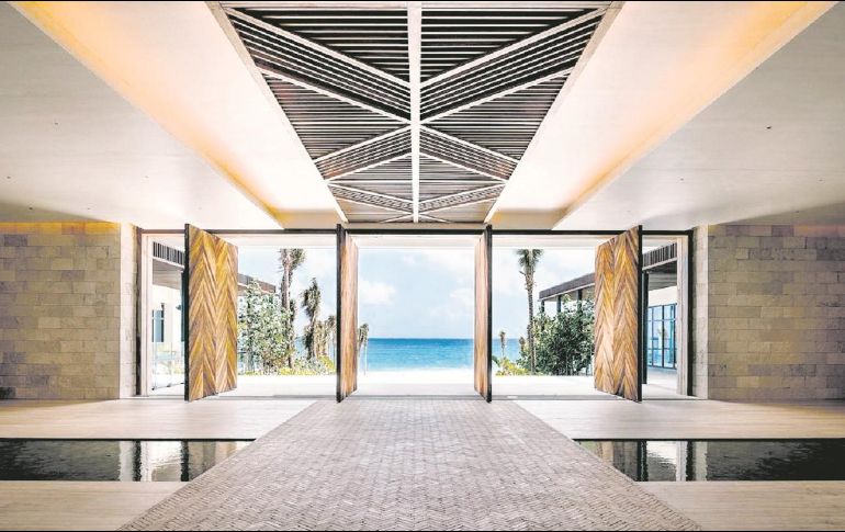 La entrada. Así luce el lobby, con una espléndida vista del Caribe mexicano. ESPECIAL