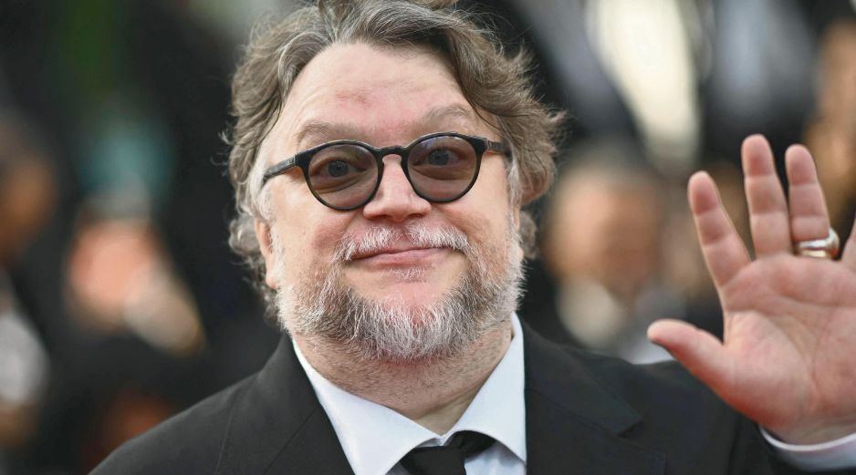 Guillermo del Toro posa a su paso por la alfombra roja del festival cinematográfico. AFP