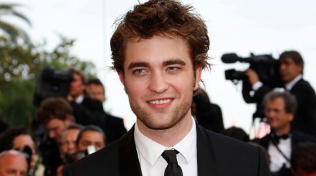 El look que muestra el actor Robert Pattinson en una foto publicada en las redes de la marca no ha sido del agrado de varios usuarios, quienes a través de comentarios han expresado su desacuerdo. AFP / ARCHIVO