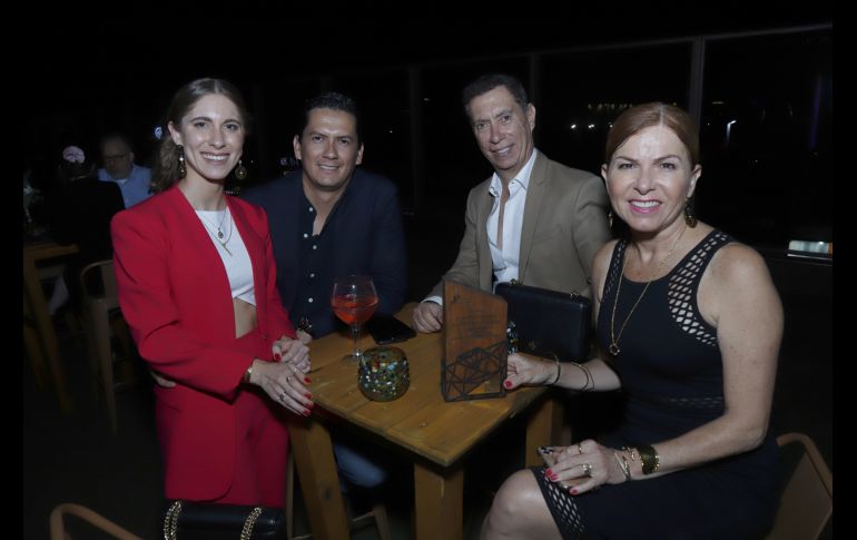 Noemí Padilla, Carlos Villagómez, Tito y Mayra Padilla.