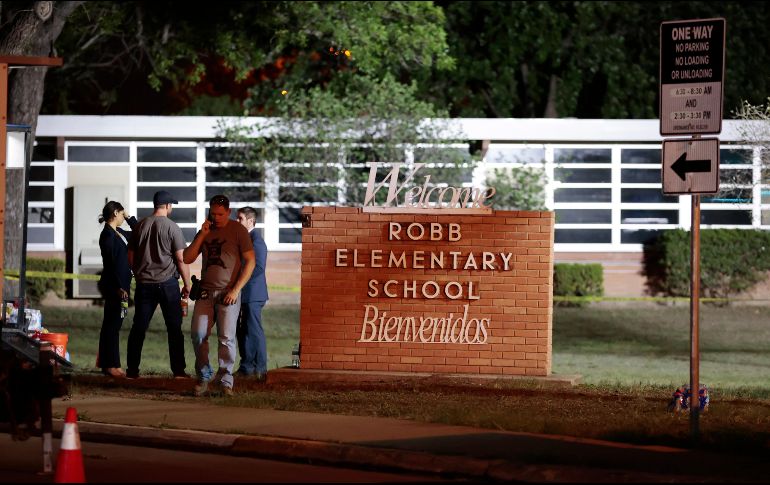 Policías e investigadores continúan trabajando en la escena del tiroteo masivo de este miércoles en la escuela de primaria Roob en Uvalde, Texas. EFE/A. Sprecher