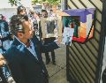 El alcalde de Guadalajara, Pablo Lemus Navarro, observó los títulos incluidos en uno de los buzones literarios instalados en el Paseo Alcalde. EL INFORMADOR/ G. Gallo