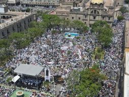 La Plaza Liberación, al igual que sus alrededores, lucía abarrotada por las y los universitarios. EL INFORMADOR / A. Navarro