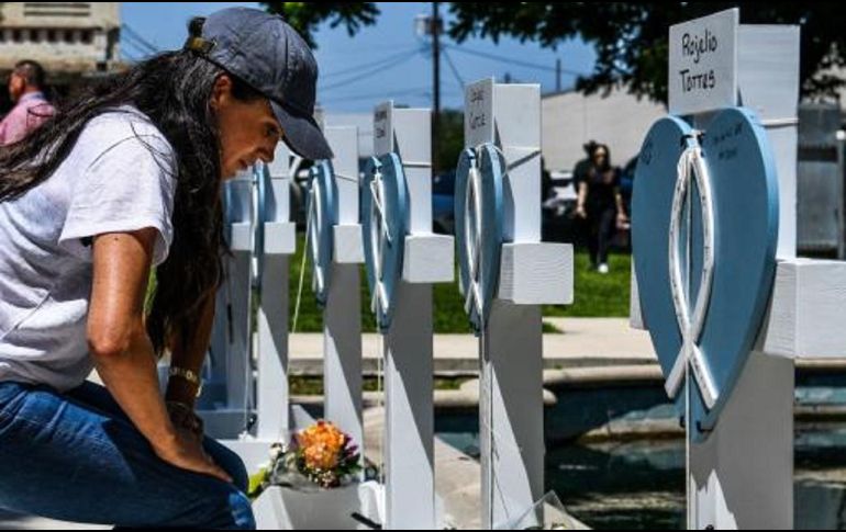 La duquesa de Sussex, Meghan Markle, de 40 años depositó un ramo de rosas frente a una de las cruces colocadas en memoria de las víctimas de la tragedia junto a los juzgados de Uvalde. AP/Jae C. Hong