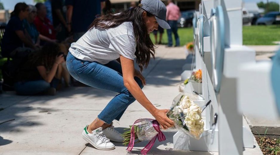 La duquesa de Sussex, Meghan Markle, de 40 años depositó un ramo de rosas frente a una de las cruces colocadas en memoria de las víctimas de la tragedia junto a los juzgados de Uvalde. AP/Jae C. Hong