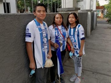 La familia Hernández Hernández originaria de Hidalgo, viajó a Jalisco para presenciar el primer partido de la final del futbol mexicano. EL INFORMADOR/E. GRANADOS
