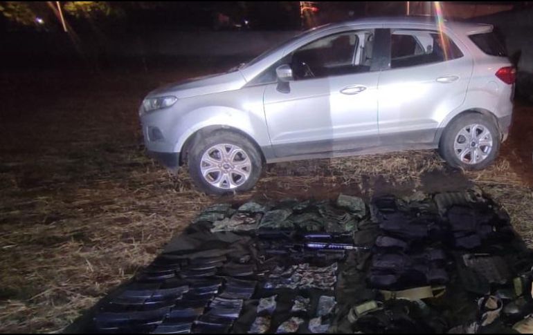 No hubo detenidos, por lo que el vehículo, droga, artefactos y material bélico fueron puestos a disposición del Ministerio Público Federal. ESPECIAL / FGR