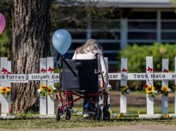 Una mujer se aflige después de colocar flores en el monumento de las víctimas en la Escuela Primaria Robb, Texas. AFP/B. Bell