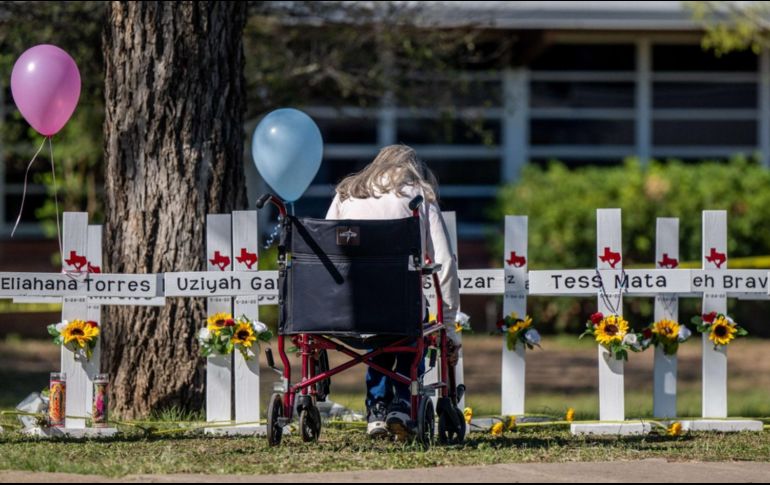 Una mujer se aflige después de colocar flores en el monumento de las víctimas en la Escuela Primaria Robb, Texas. AFP/B. Bell