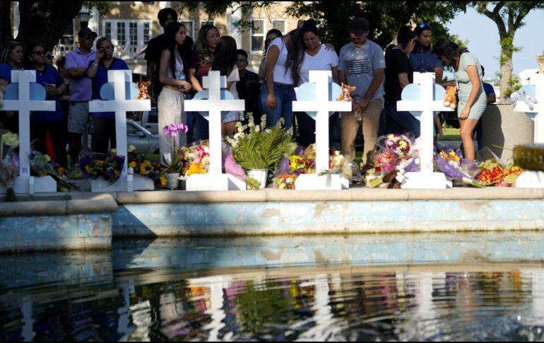 Personas acuden a un memorial instalado en honor a las víctimas del tiroteo en Texas. XINHUA/W. Xiaoling