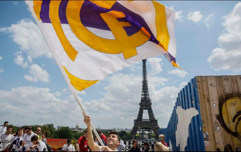 Aficionados celebran en las inmediaciones de la Torre Eiffel en París este sábado, antes de la final de la Champions entre el Liverpool y el Real Madrid. EFE / J. Martín