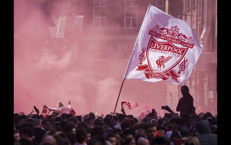 Aficionados del Liverpool FC se reúnen en su ciudad antes de la final también para festejar la búsqueda del título. EFE / J. Speakman