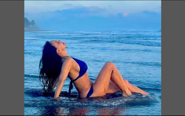 Maribel Guardia luce un bikini color blanco mientras camina a la orilla de la playa. INSTAGRAM / maribelguardia