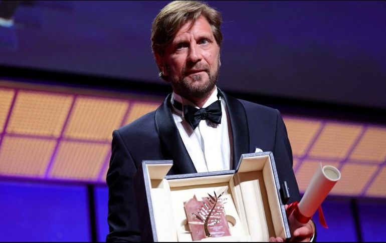 Un emocionado Ruben Ostlund resultó ganador de uno de los máximos premios otorgados en el mundo del cine. AFP/V. Hache
