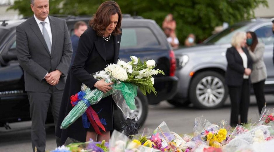 Kamala Harris deja un ramo de flores en el memorial dedicado a las víctimas de un tiroteo en un supermercado de Búfalo. AFP/G. Robins