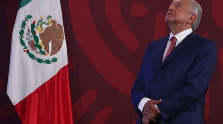 López Obrador afirma que quiere saber si las denuncias sobre malos tratos a los trabajadores de Petróleos Mexicanos, la falta de uniformes y equipos es real, para atender el problema de inmediato. SUN / LCG