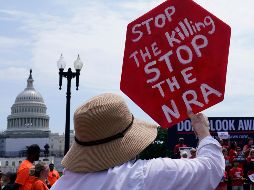 Una mujer se manifiesta a las afueras del Capitolio para exigir medidas que aumenten el control de armas en Estados Unidos. AP/S. Walsh