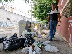 Los ciudadanos caminan cerca de la basura desbordada que los usuarios no colocan de forma correcta en un Punto Limpio que se ubica en la calle Nicolás Régules, cerca de avenida Niños Héroes, en la colonia Mexicaltzingo. EL INFORMADOR/G. Gallo