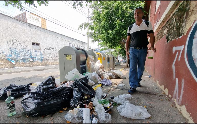 Los ciudadanos caminan cerca de la basura desbordada que los usuarios no colocan de forma correcta en un Punto Limpio que se ubica en la calle Nicolás Régules, cerca de avenida Niños Héroes, en la colonia Mexicaltzingo. EL INFORMADOR/G. Gallo