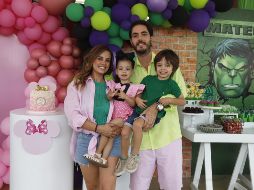 Tery González y Carlos Labastida con sus hijos Luciana y Mateo Labastida González. GENTE BIEN JALISCO/Claudio Jimeno
