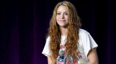 Shakira no ha querido hablar de la supuesta infidelidad del jugador de Barcelona; por ahora se concentra en su familia. AFP/ARCHIVO