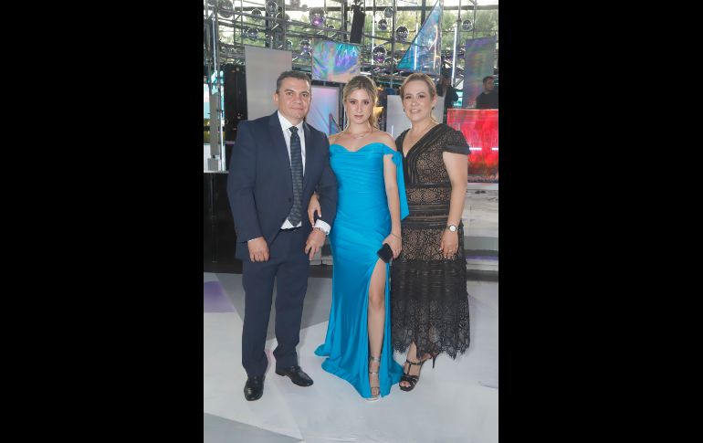 Francisco y Regina Oseguera con Fabiola Muñoz. GENTE BIEN JALISCO/Claudio Jimeno