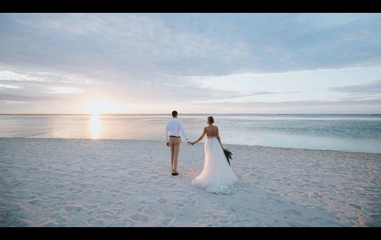 Casarse en la playa es el sueño que tienen muchas parejas y puede ofrecer un espectáculo sin igual a todos los invitados. UNSPLASH
