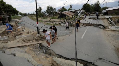 Lugareños caminan por las calles de Petobo, Indonesia, después de que un terremoto de magnitud 8 en 2018 dejara más de mil muertos. EFE/ARCHIVO
