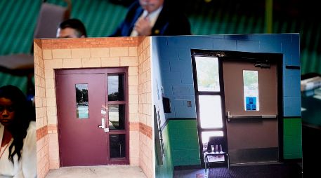 Las fotos de las puertas de la Escuela Primaria Robb en Uvalde, Texas, se utilizan mientras el director del Departamento de Seguridad Pública de Texas, Steve McCraw, testifica en una audiencia. AP/E. Gat