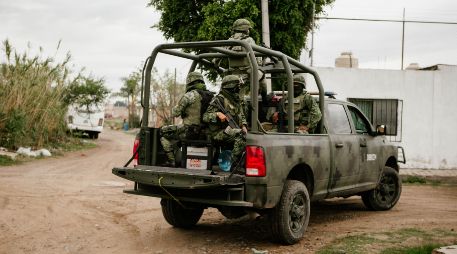 Militares resguardan la zona donde cuatro policías y ocho civiles perdieron la vida. EL INFORMADOR/G. Gallo