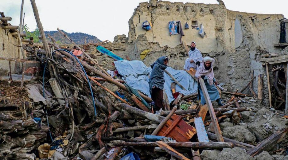 Personas afectadas por el terremoto esperan ayuda en la aldea de Gayan. EFE
