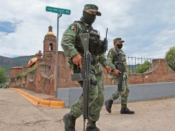 Personal del Ejército Mexicano realiza rondas de vigilancia en la zona donde asesinaron a dos sacerdotes jesuitas y a un guía turístico. EFE