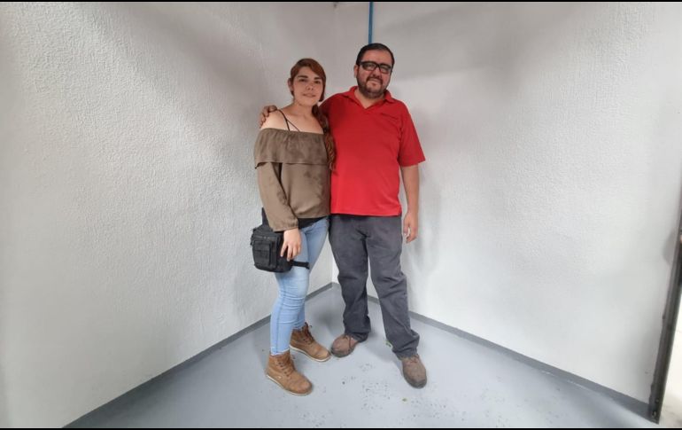 Óscar Delgado y su hermana posan en su nuevo local comercial, entregado este viernes. EL INFORMADOR/R. Bobadilla