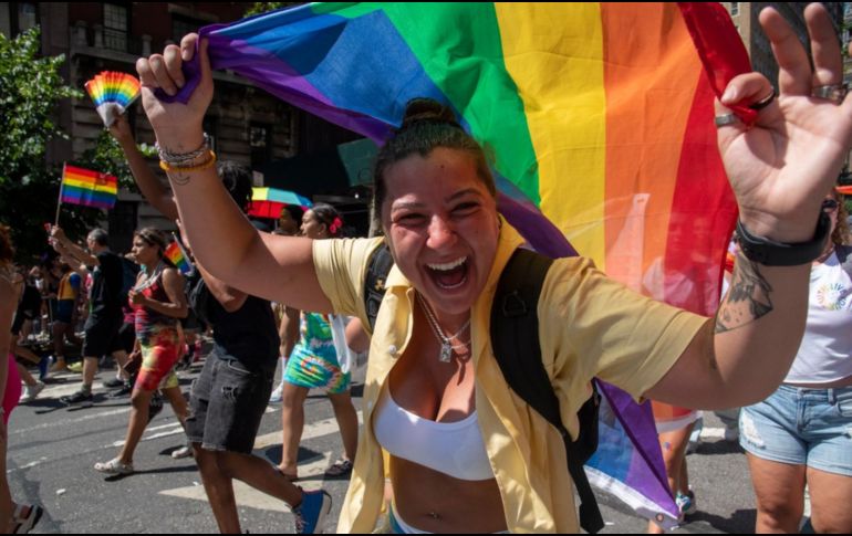 En diversos videos que circulan en redes, se observan a los asistentes de la marcha LGBT+ huir de la plaza de Nueva York. EFE/S. Yenesel