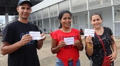 Migrantes mustran documentos para su libre paso por México expedido por las autoridades, en el municipio de Huixtla en Chiapas. EFE /J. Blanco