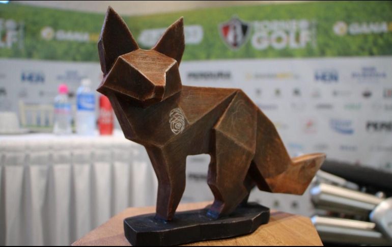 En  cada  categoría,  los  tres  primeros  lugares  recibirán  como  trofeo  una  obra  del  artista plástico jalisciense Álvaro Cuevas, quien describió que sus piezas plasman  la  imagen  icónica  del  zorro. ESPECIAL / Atlas Clubes