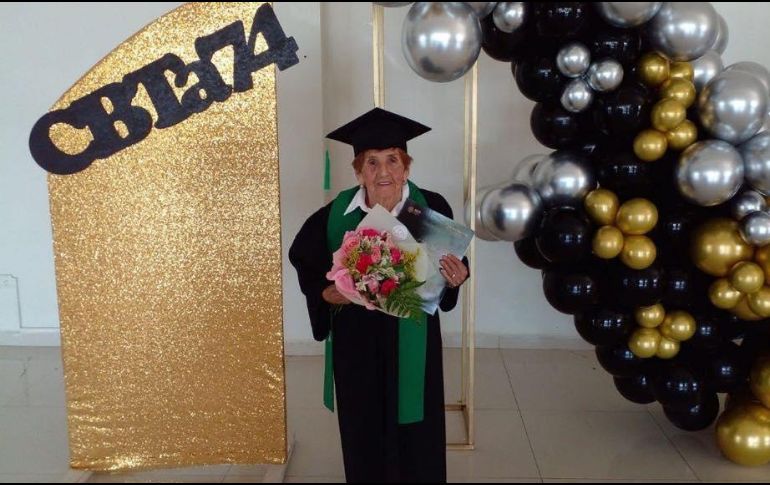 A Irma Gloria se le vio contenta portando su toga y birrete durante todo el evento mientras sostenía con sus manos su certificado de graduación. ESPECIAL