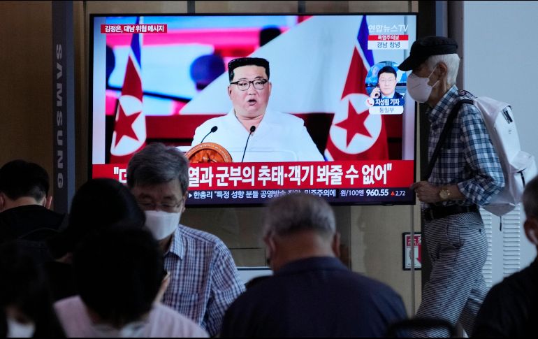 Una pantalla en una estación de tren en Seúl transmite el discurso del líder nocoreano. AP/Y. Ahn