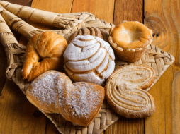 El pan puede tener nutrientes que son benéficos para la salud como la vitamina B y también algunos minerales esenciales; sin embargo, al ser un producto procesado trae consigo problemas que pueden afectar la salud. ESPECIAL