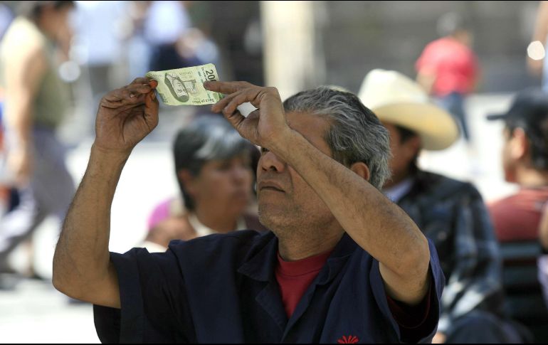 Para prevenir tales situaciones, Banxico proporciona diversas características en sus billetes para facilitar la detección de posibles falsificaciones en circulación. EL INFORMADOR / ARCHIVO